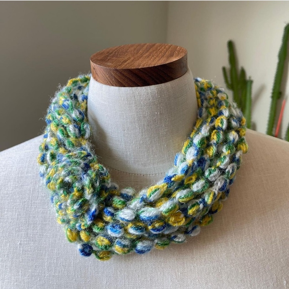 BRAND NEW - WOOLEN HANDMADE CROCHET NECKLACE - NECK WARMER